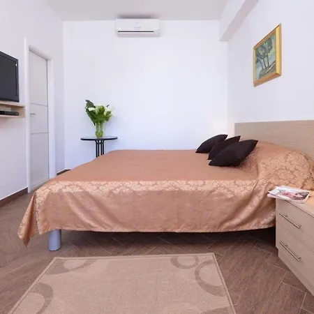 Appartement Ploce Apartments- Comfort Studio With Terrace And Sea View - Petra Kresimira ... *